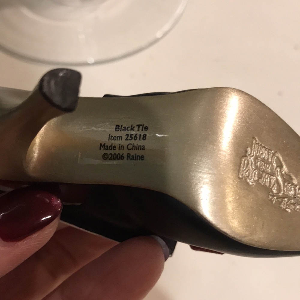 Just the Right Shoe Collectible. Design called Black Tie.  Item # 25618. No Box. - Picture 6 of 11
